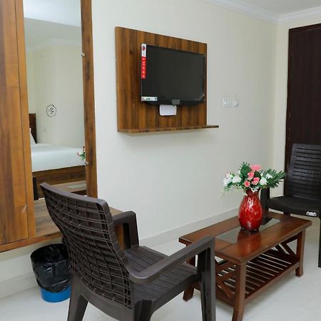 ホテル Cnr Residency Madanapalle エクステリア 写真