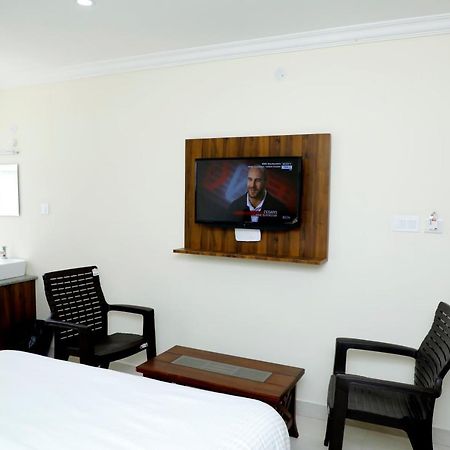 ホテル Cnr Residency Madanapalle エクステリア 写真