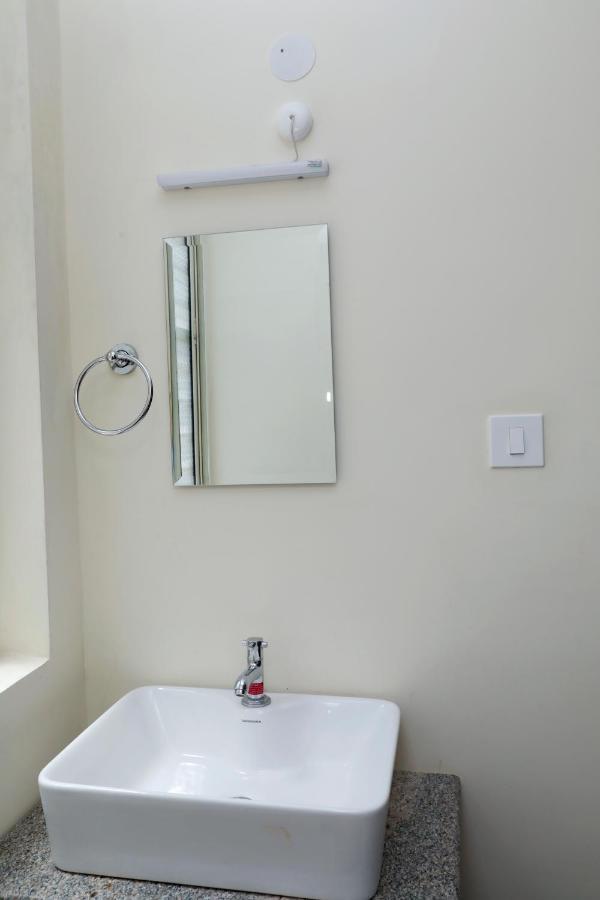 ホテル Cnr Residency Madanapalle エクステリア 写真