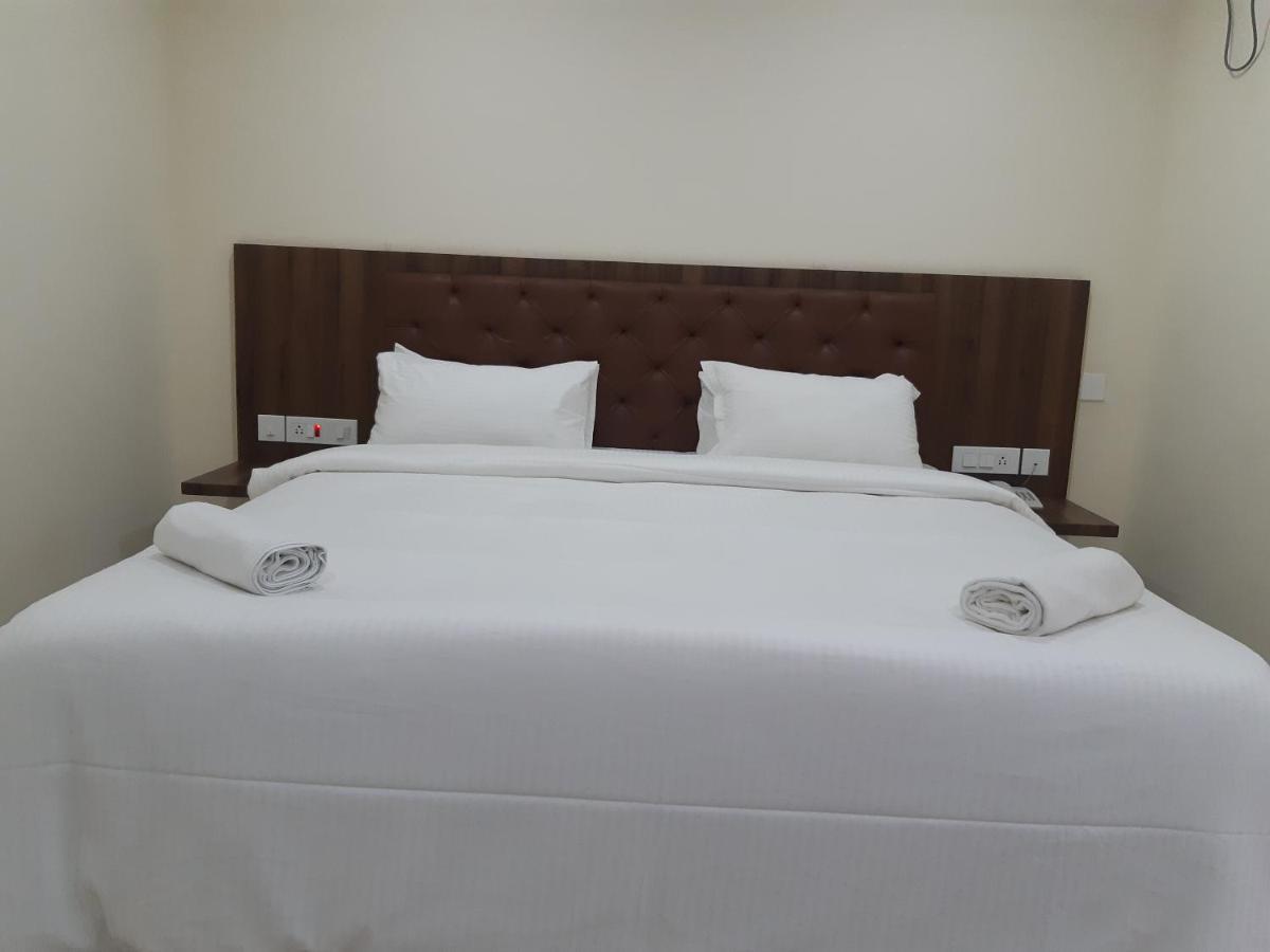 ホテル Cnr Residency Madanapalle エクステリア 写真