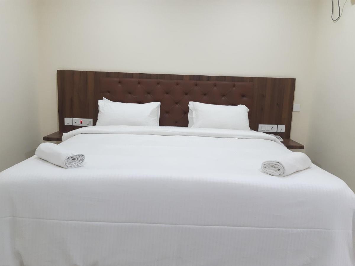 ホテル Cnr Residency Madanapalle エクステリア 写真