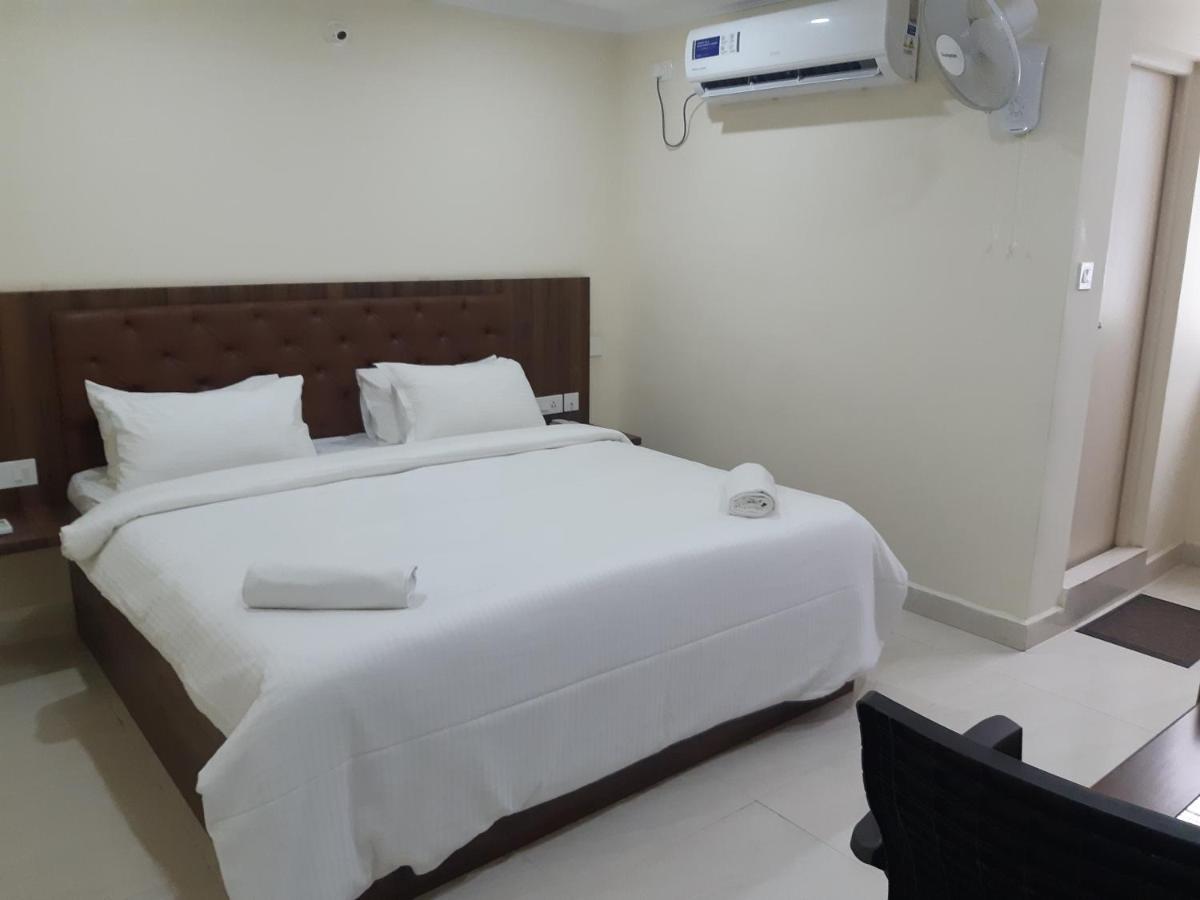 ホテル Cnr Residency Madanapalle エクステリア 写真