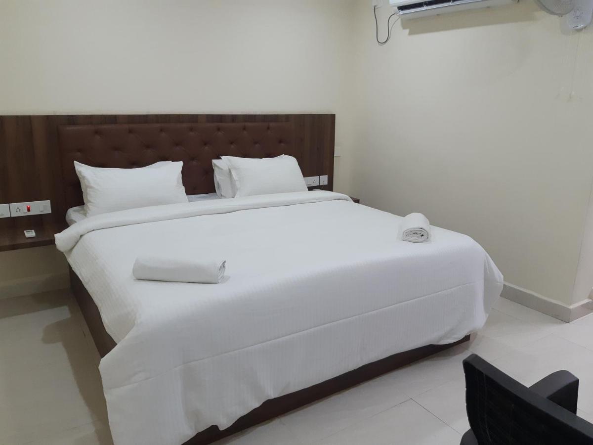 ホテル Cnr Residency Madanapalle エクステリア 写真