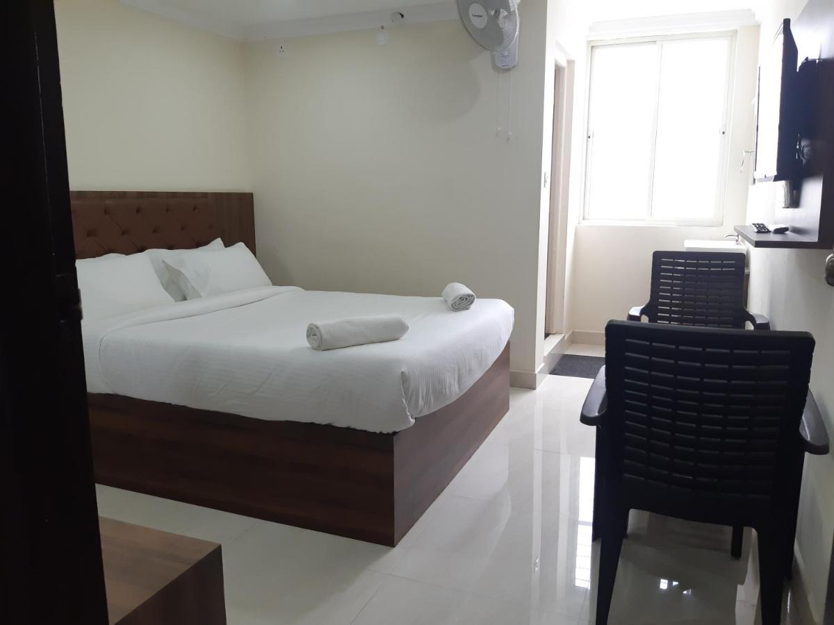 ホテル Cnr Residency Madanapalle エクステリア 写真