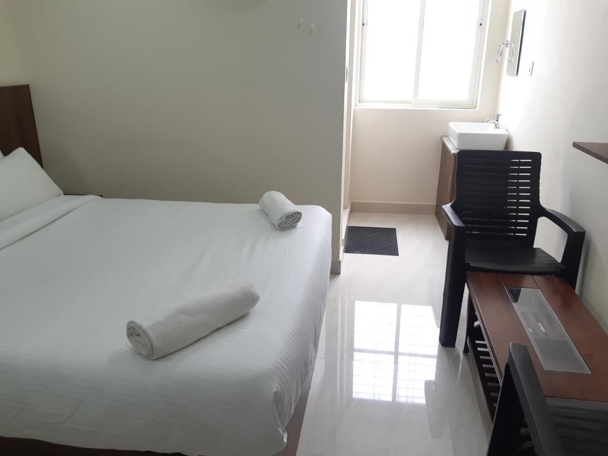ホテル Cnr Residency Madanapalle エクステリア 写真