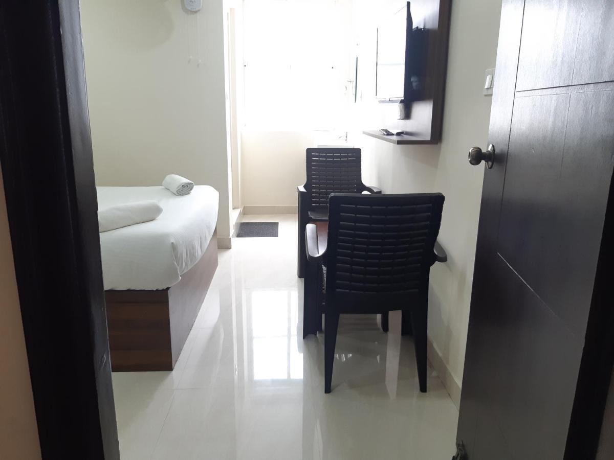 ホテル Cnr Residency Madanapalle エクステリア 写真