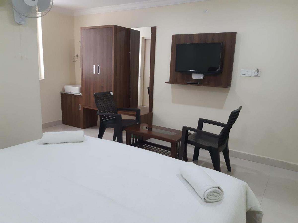ホテル Cnr Residency Madanapalle エクステリア 写真