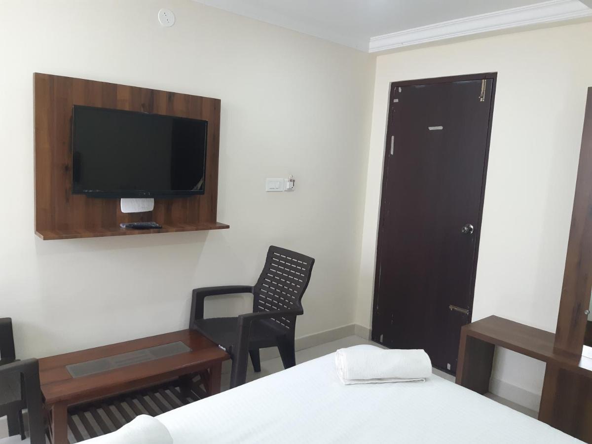ホテル Cnr Residency Madanapalle エクステリア 写真